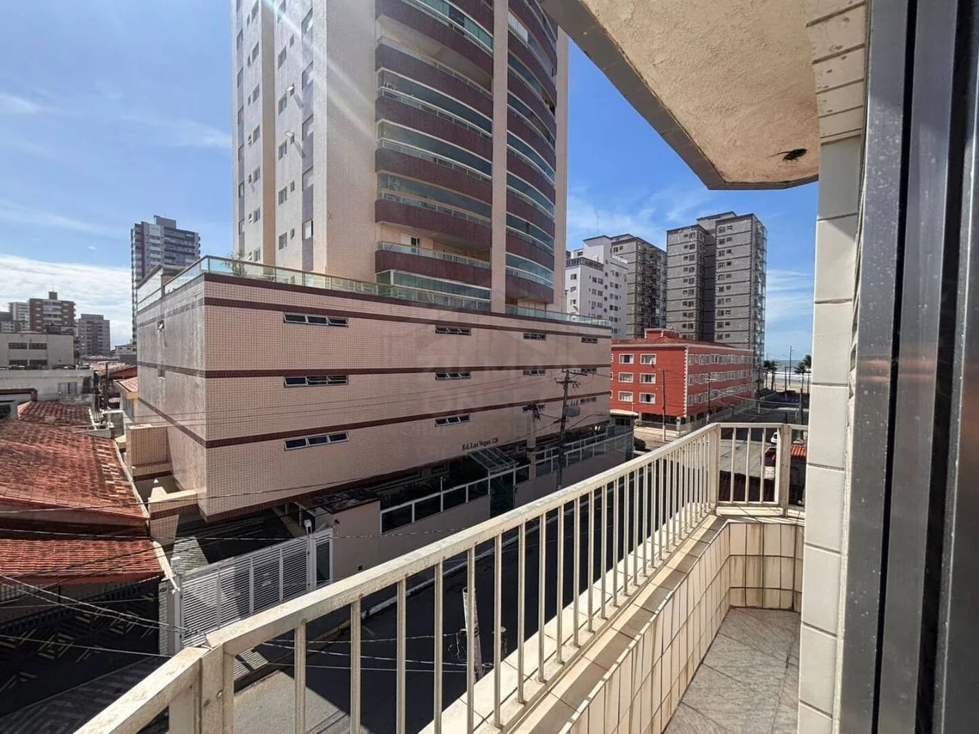 02 DORMITÓRIOS COM VARANDA - Apartamento em Ocian SP