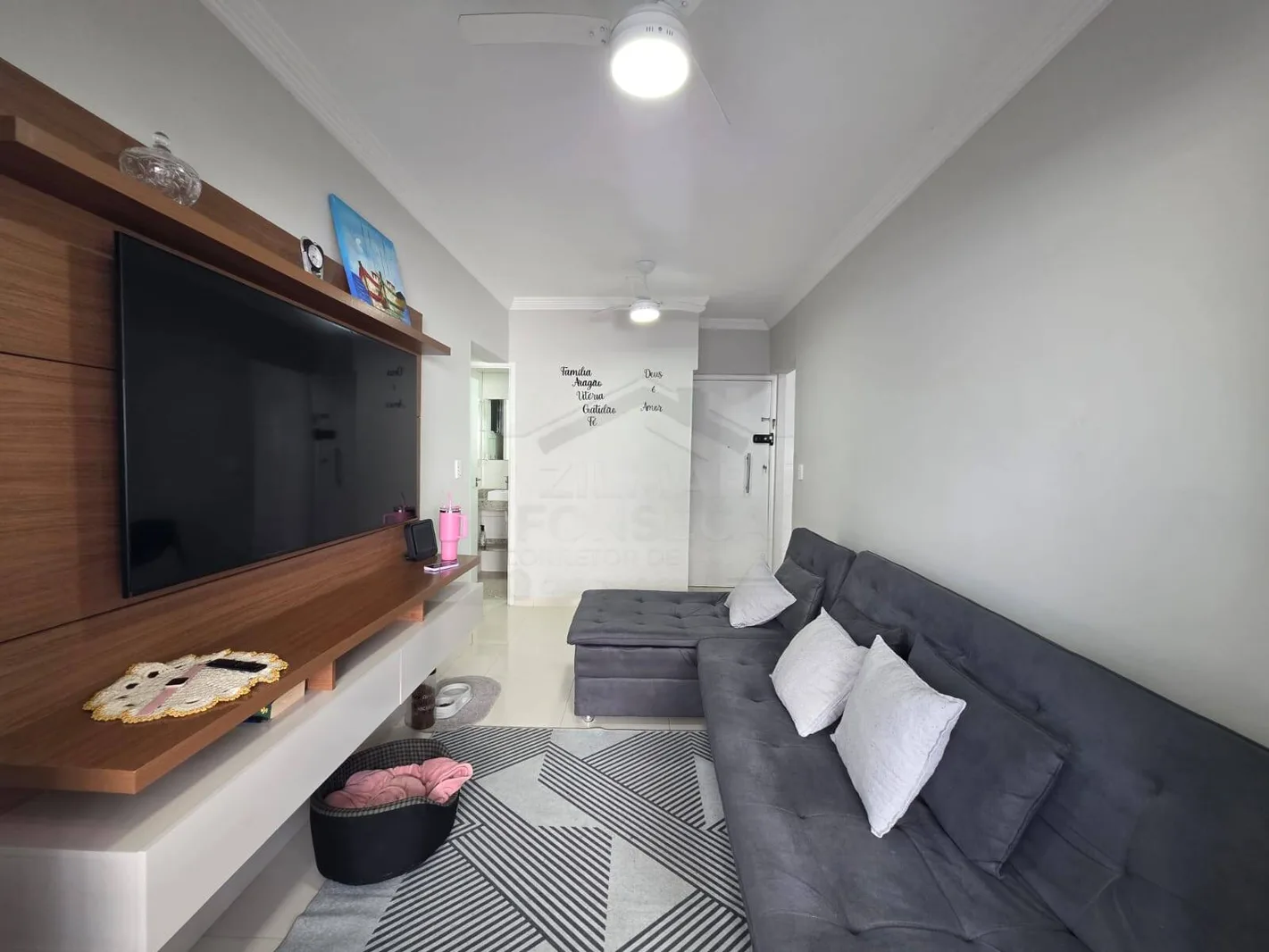02 dormitórios - Sacada envidraçada! - Apartamento em Ocian SP