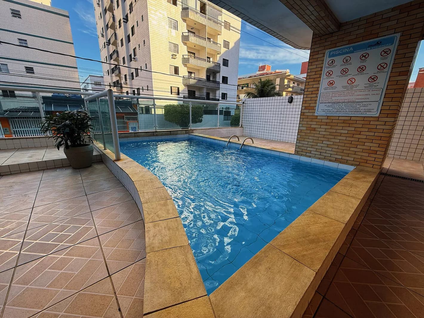 100 metros do mar! Elevadores e piscina - Apartamento em Tupi SP